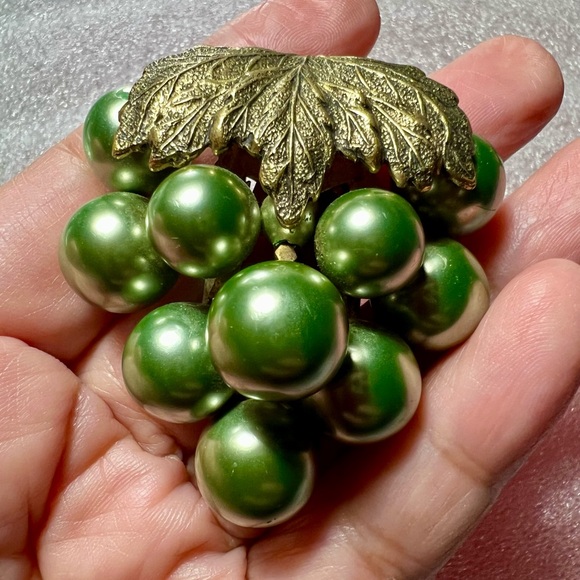 Vintage 1930 Art Deco, Coat or dress Brooch/pin. Cluster green simulated pearls. - Picture 1 of 13